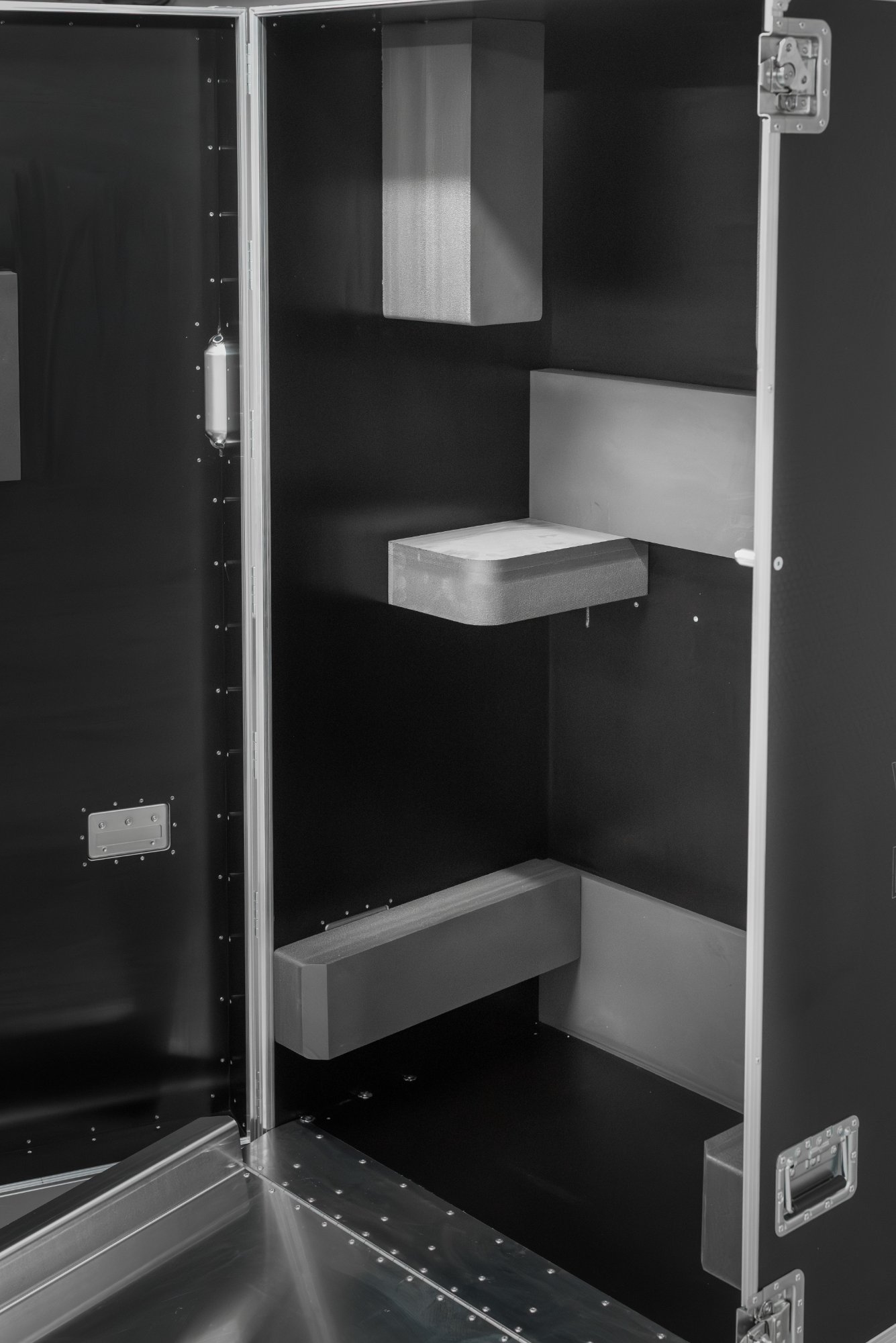 Pracovní case se zásuvkami a úložištěm — detail