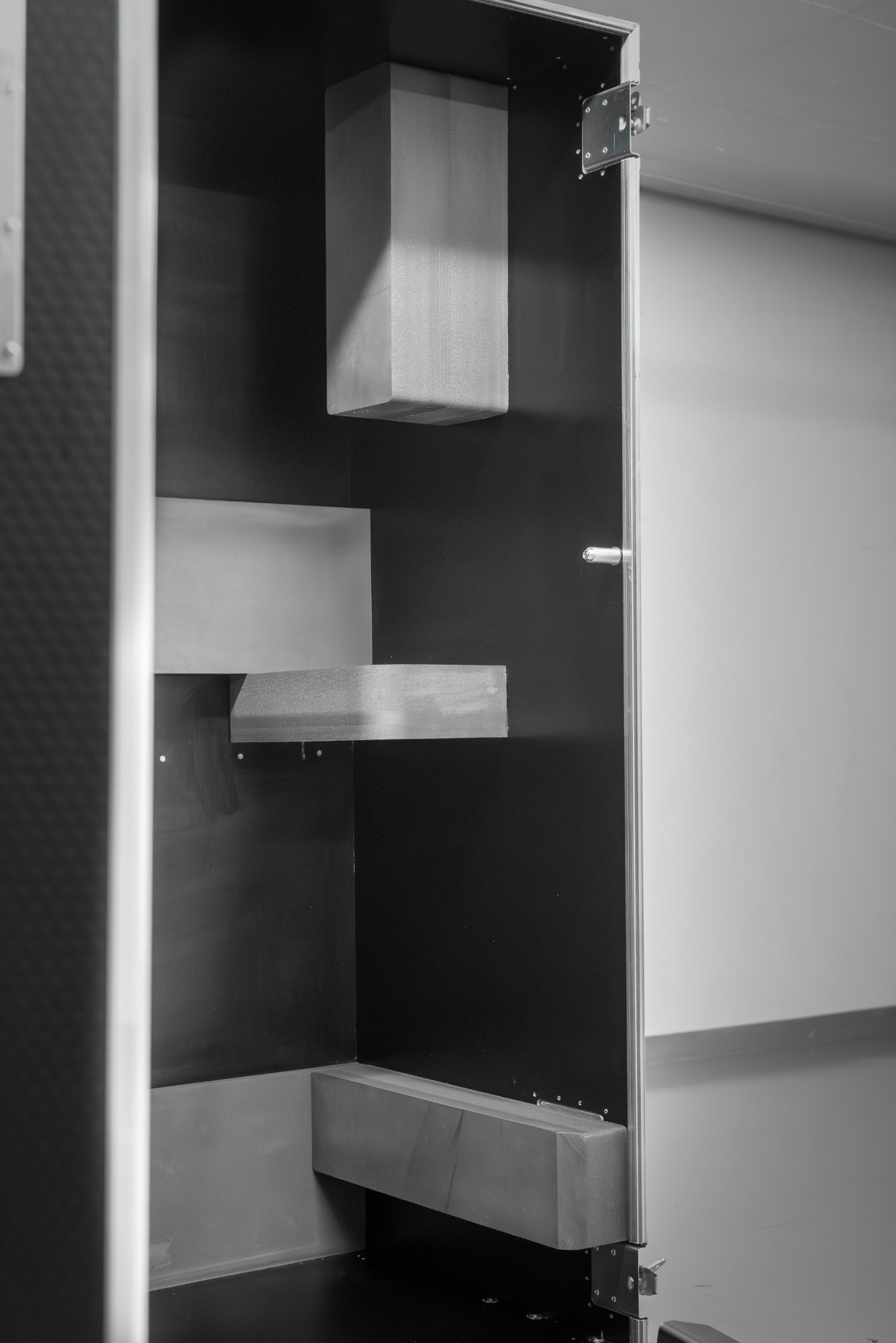 Pracovní case se zásuvkami a úložištěm — detail